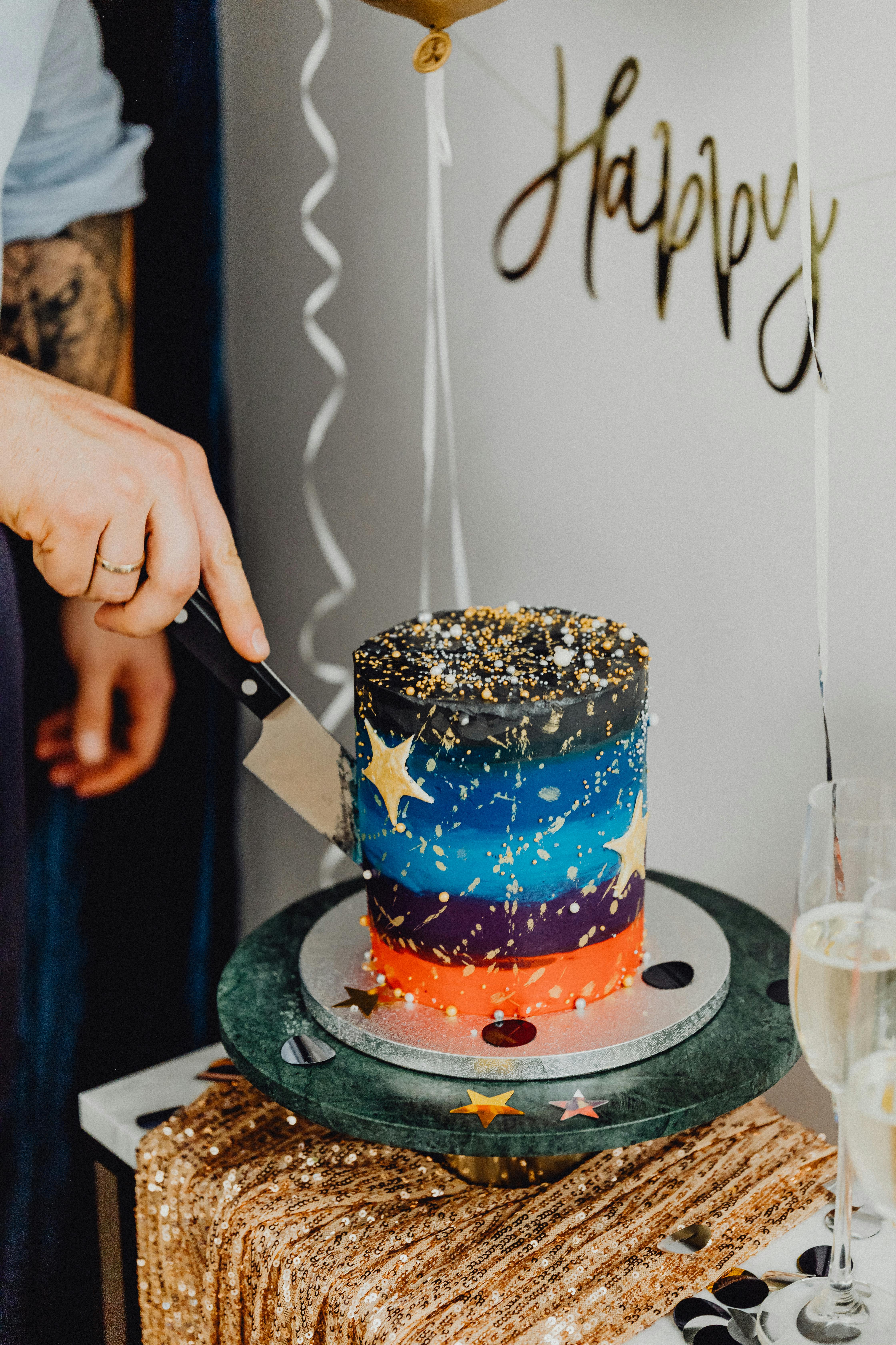 Wait Y”all…I think he just didn't understand how to cut the cake 🤔 Do You  Practice Pre-Wedding Cake Cutting With Your Clients ? Looks like … |  Instagram