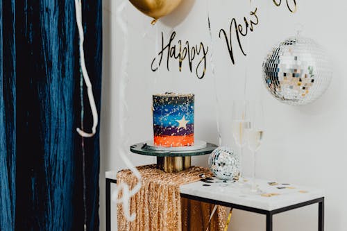 Gratis stockfoto met ballonnen, cake, champagneglazen