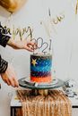 为庆祝新年，蛋糕上配有2021年数字蜡烛和迪斯科球装饰