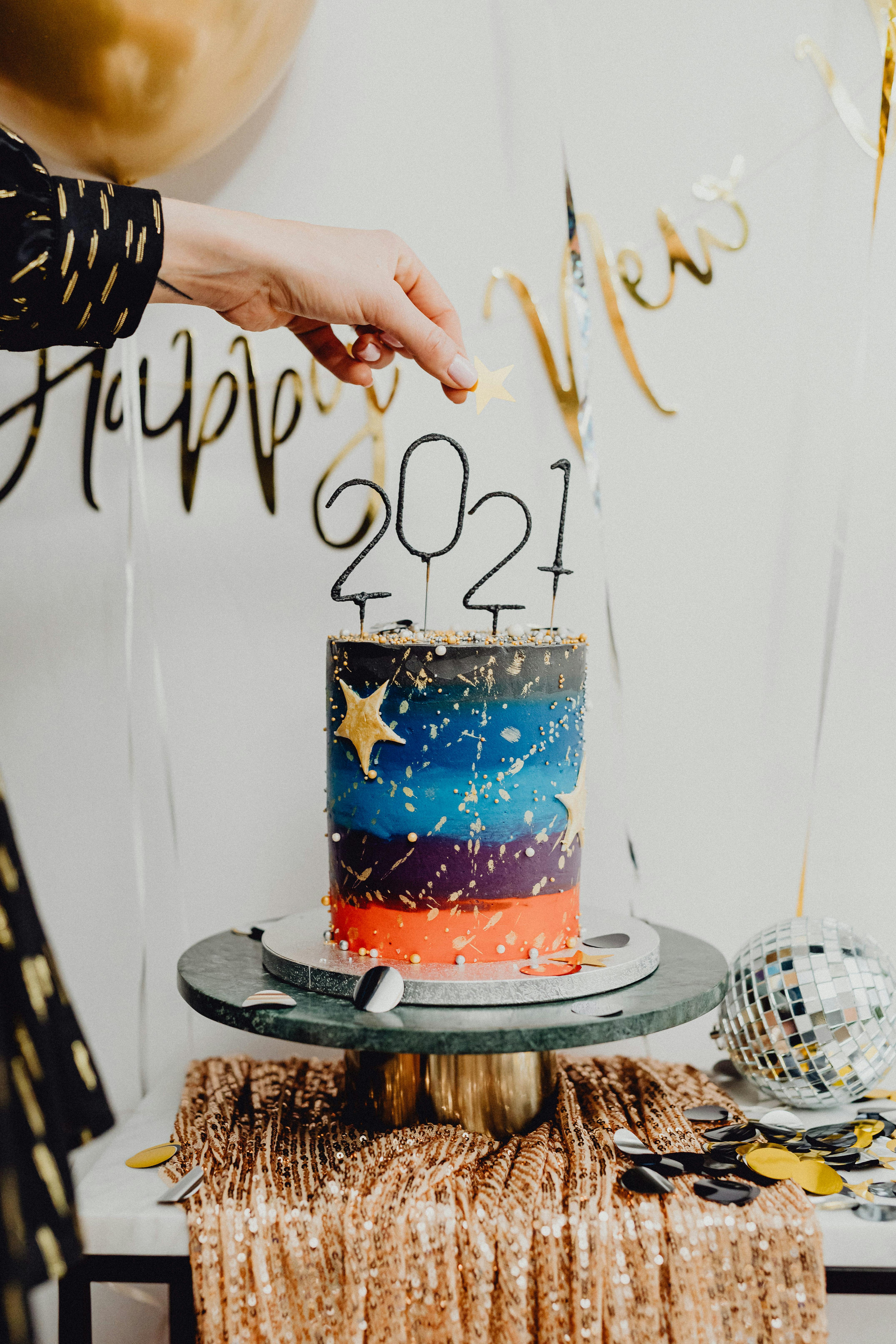 LILIPARTY Black Gold Happy New Year Cake Banner Topper Hello 2021 New Year's  Eve Cake Bunting Merry Christmas 2021 Winter Festive Holidays Party  Decoration : Amazon.in: Home & Kitchen