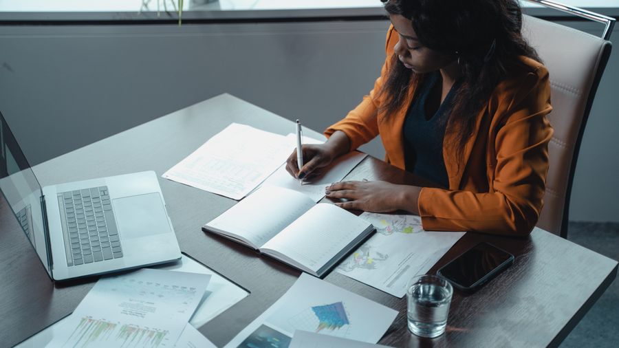 Job Searching Over 50: The Real Advantages and the Honest Challenges