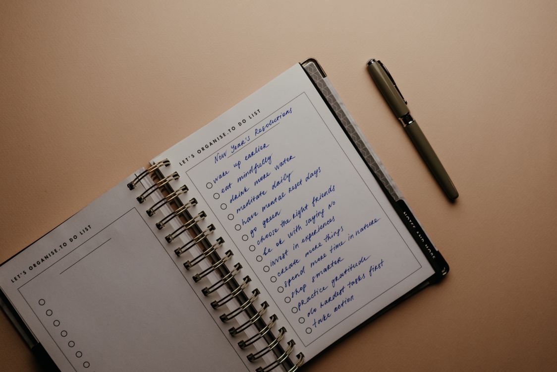 Caderno e planejamento organizado com anotações