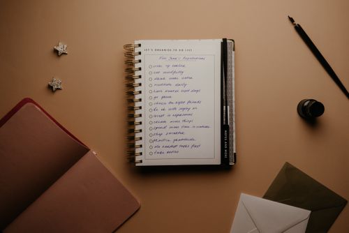 Free Flat lay of a notebook planner with a handwritten to-do list for effective organization. Stock Photo