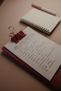 桌子上放着一块平板写字板，上面写着新年决心，旁边还有一本笔记本