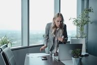 女商人通过视频通话展示现代办公环境中的领导力