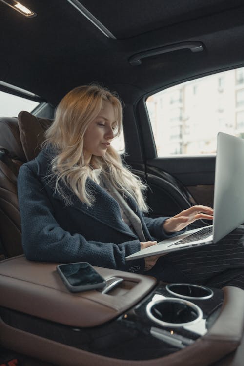 Fotobanka s bezplatnými fotkami na tému auto, biznis oblek, bohatá žena