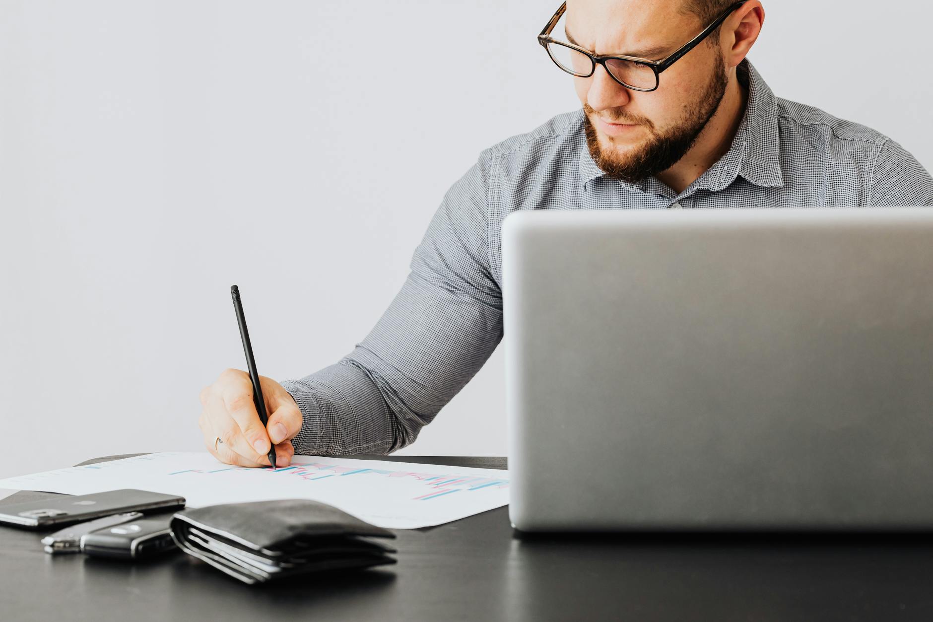 grafika przedstawiająca kalkulator i dokumenty