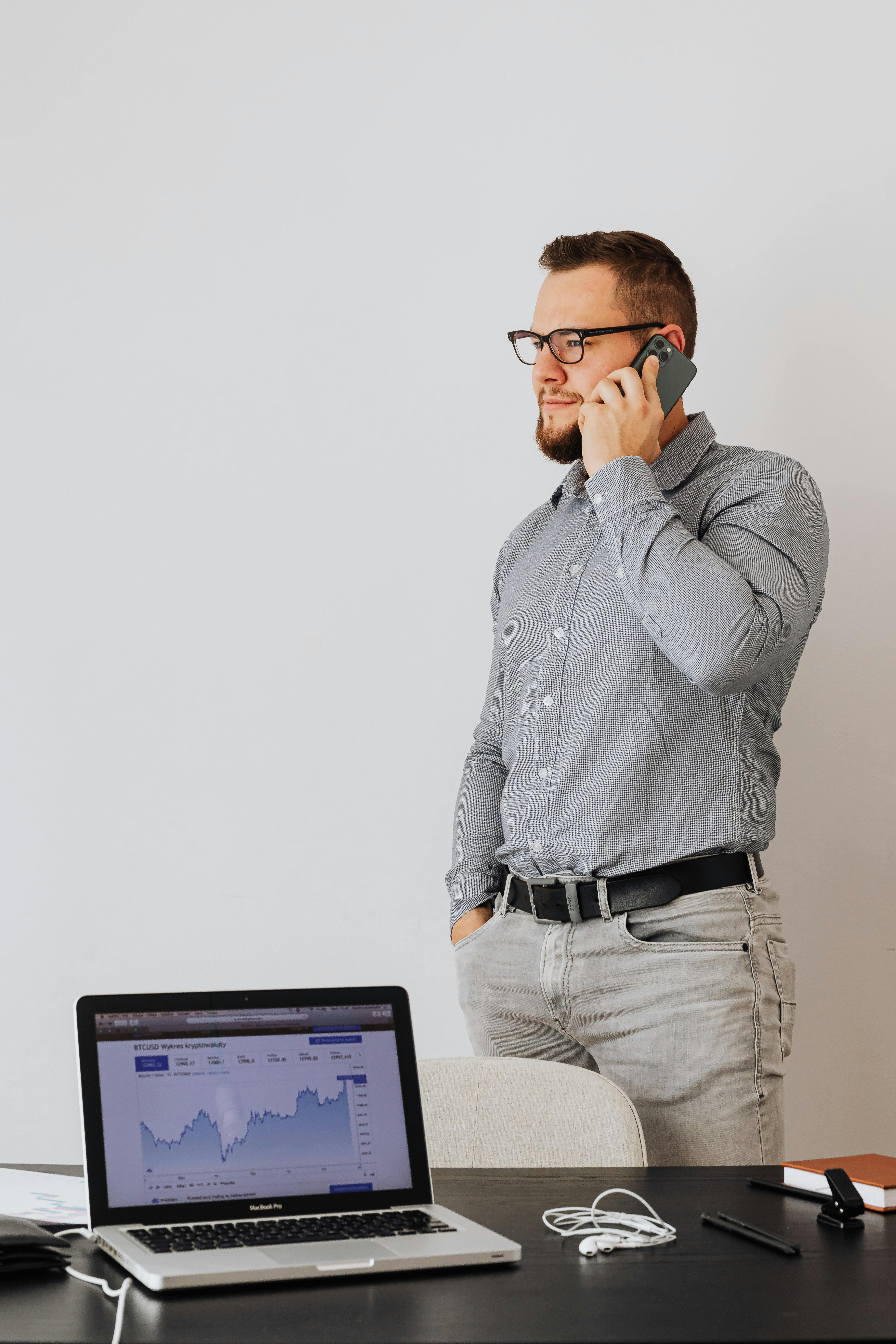 Miễn phí Ảnh lưu trữ miễn phí về #indoor, áo màu xám, bàn Ảnh lưu trữ