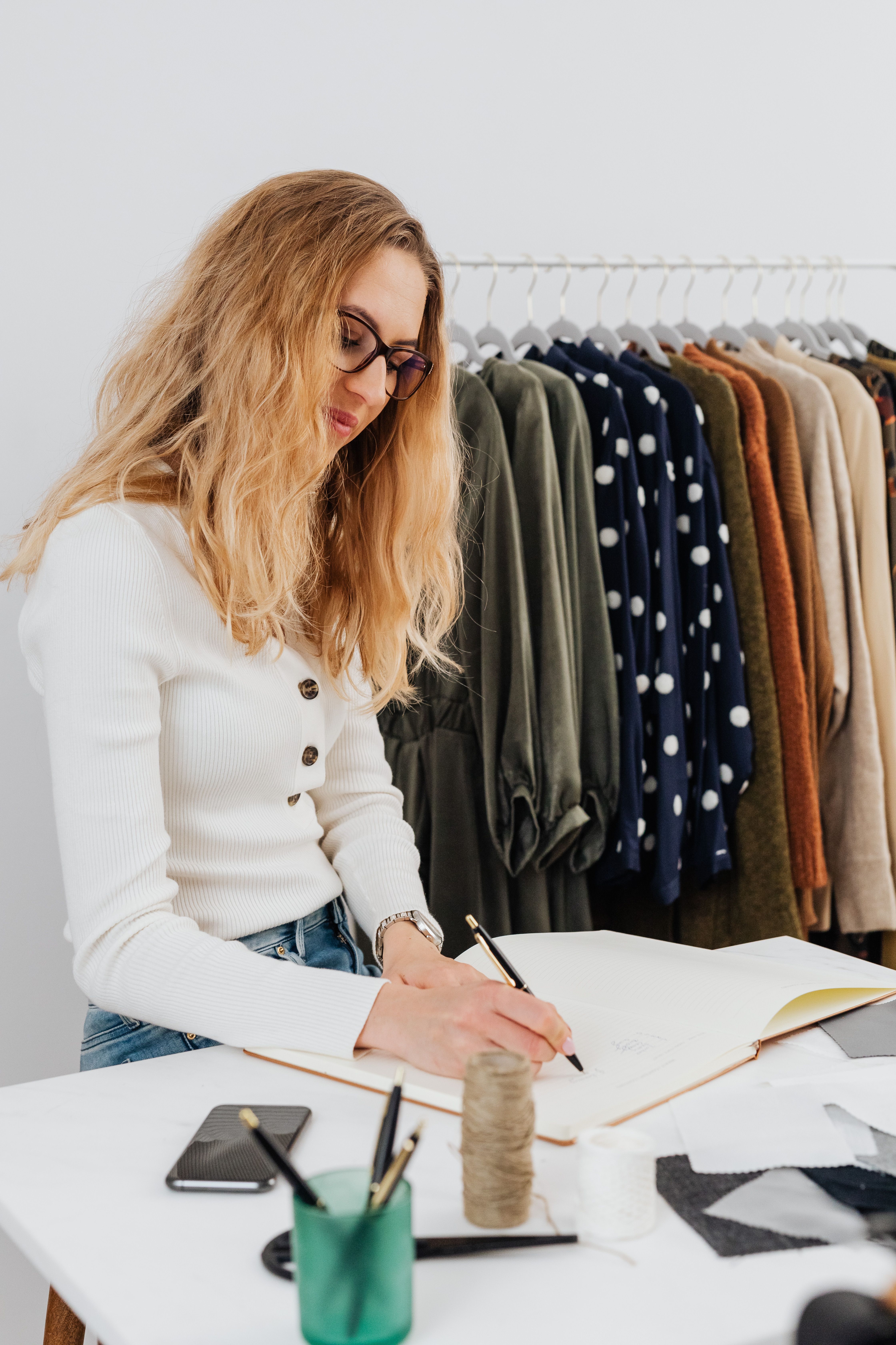女人在服装店以服装为背景创作时尚素描