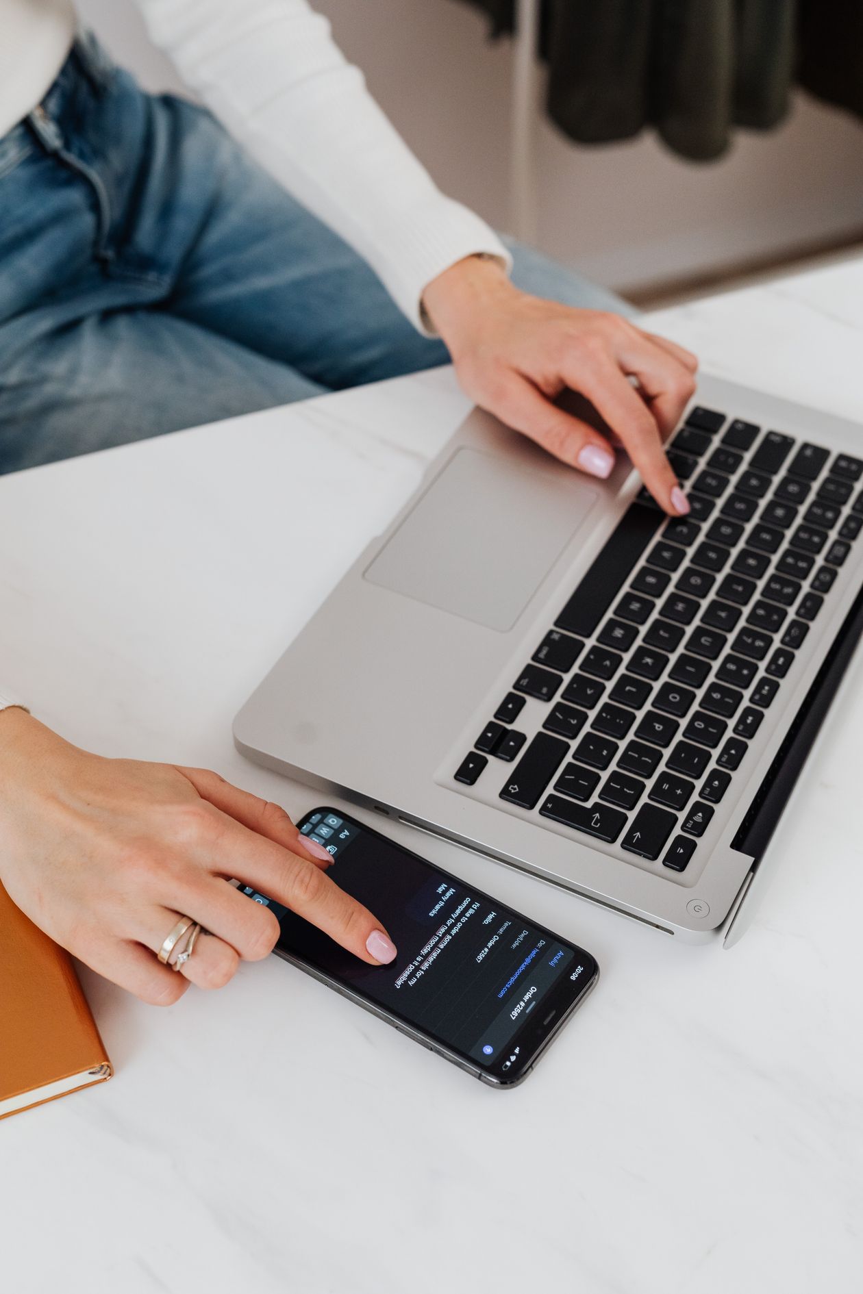 Professionnelle des TI enregistrant une clé d'accès avec un téléphone intelligent et un portable dans un bureau lumineux