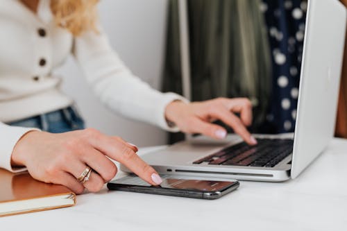 Ingyenes stockfotó elektronikus eszközök, hordozható számítógép, kézben tart témában