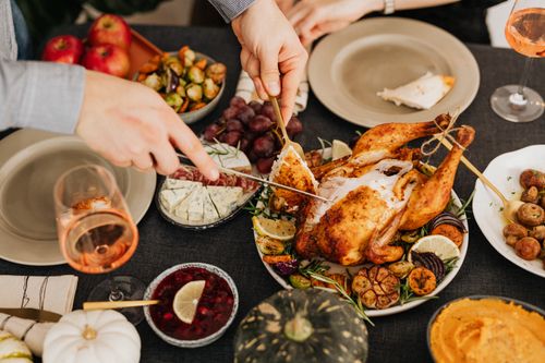 Free Top view of a festive table with roasted turkey, vegetables, and wine, perfect for Thanksgiving. Stock Photo