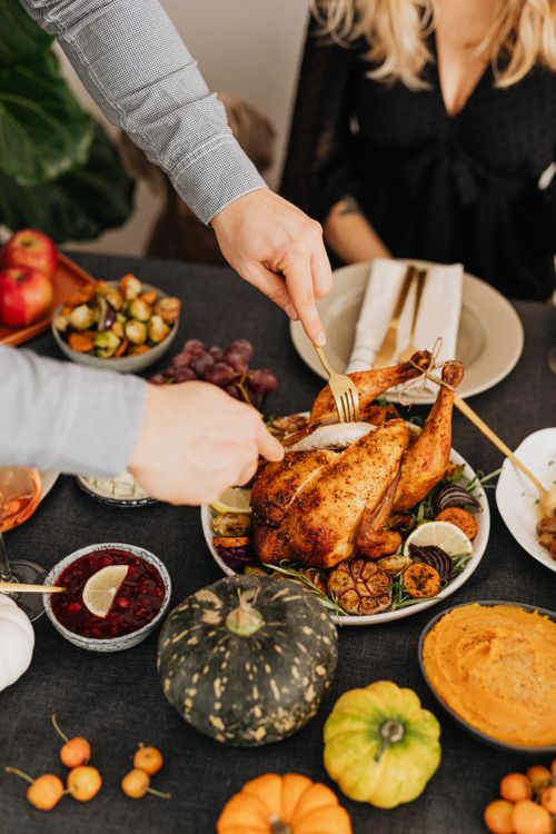 Free Enjoy a cozy thanksgiving meal with roasted turkey and seasonal sides. Perfect for festive gatherings. Stock Photo