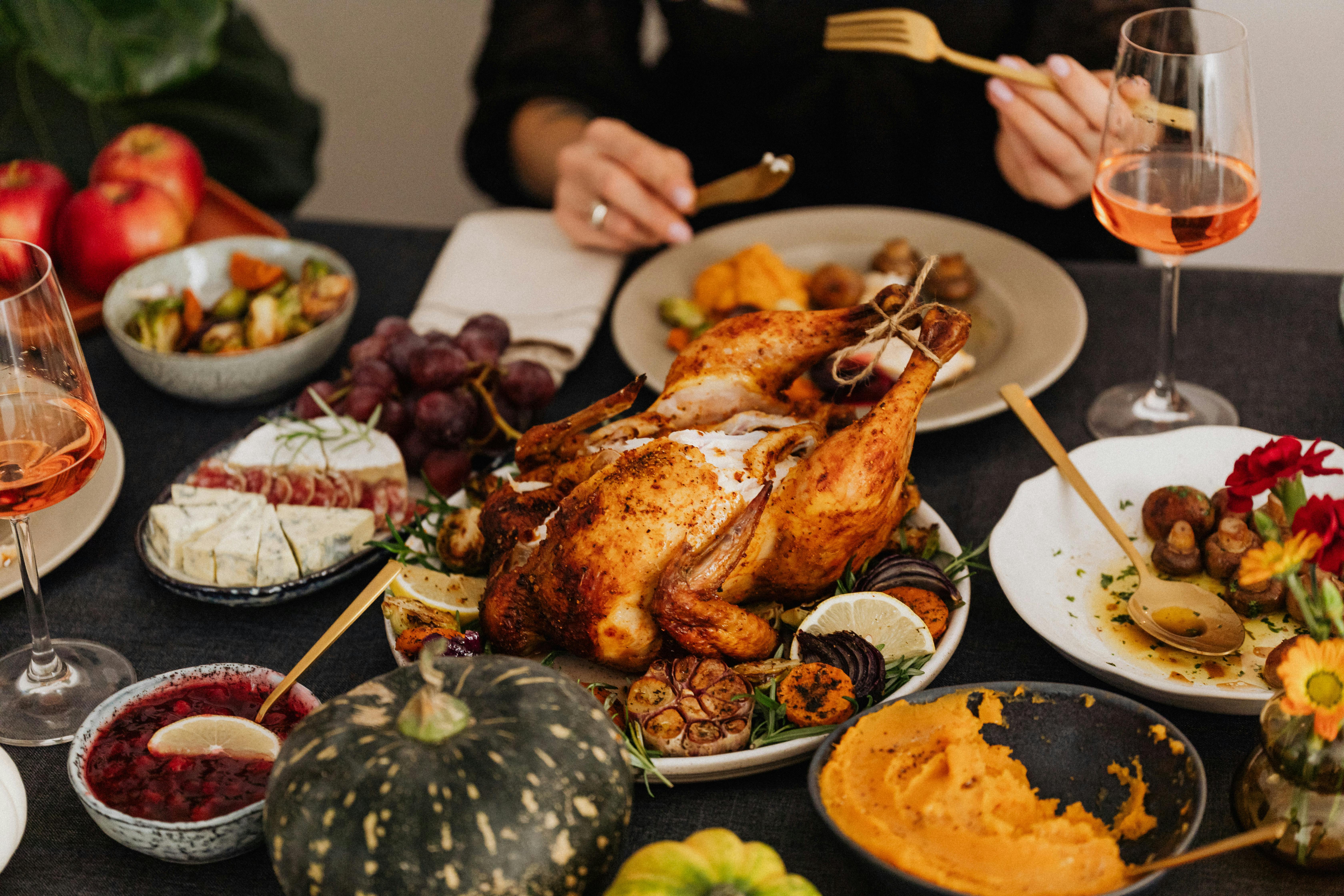 Gruppe von Menschen beim Abendessen. | Quelle: Pexels