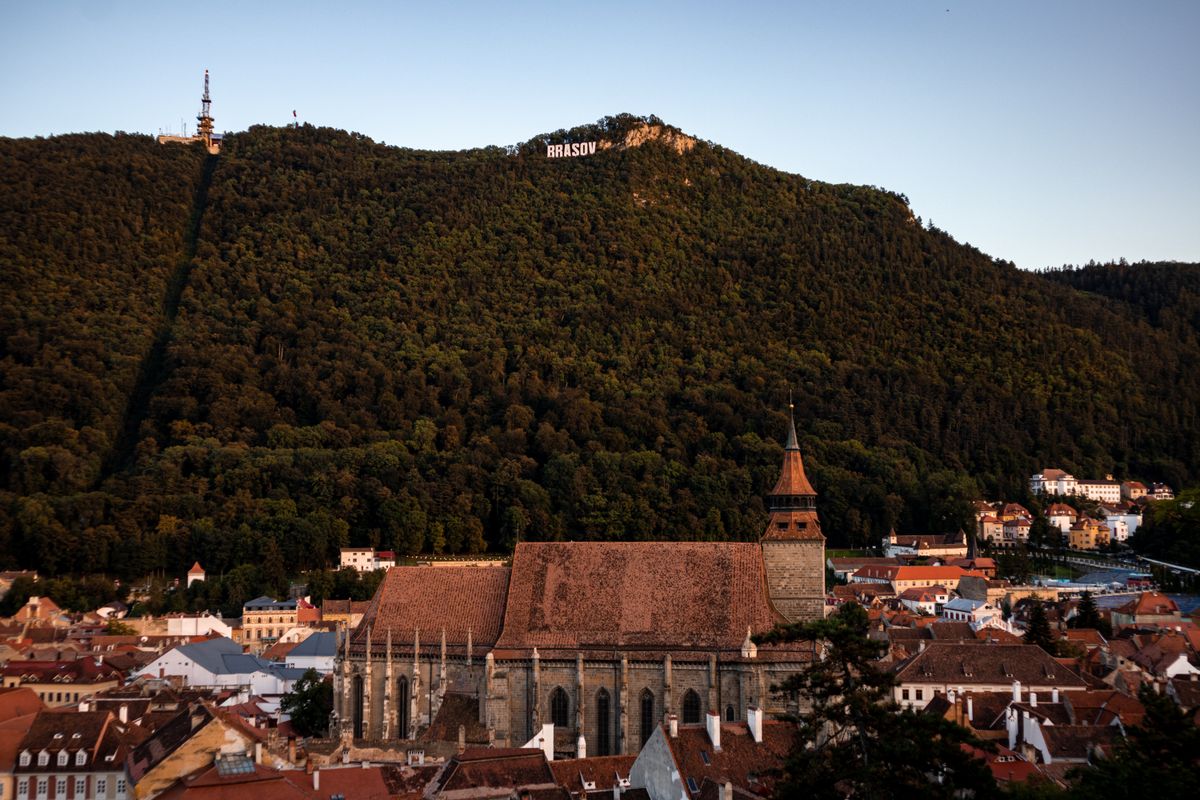 Unde te cazezi în Brașov - vedere panoramică spre centrul vechi și Tâmpa la apus