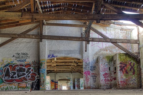 Foto d'estoc gratuïta de edifici abandonat, formigó, graffiti
