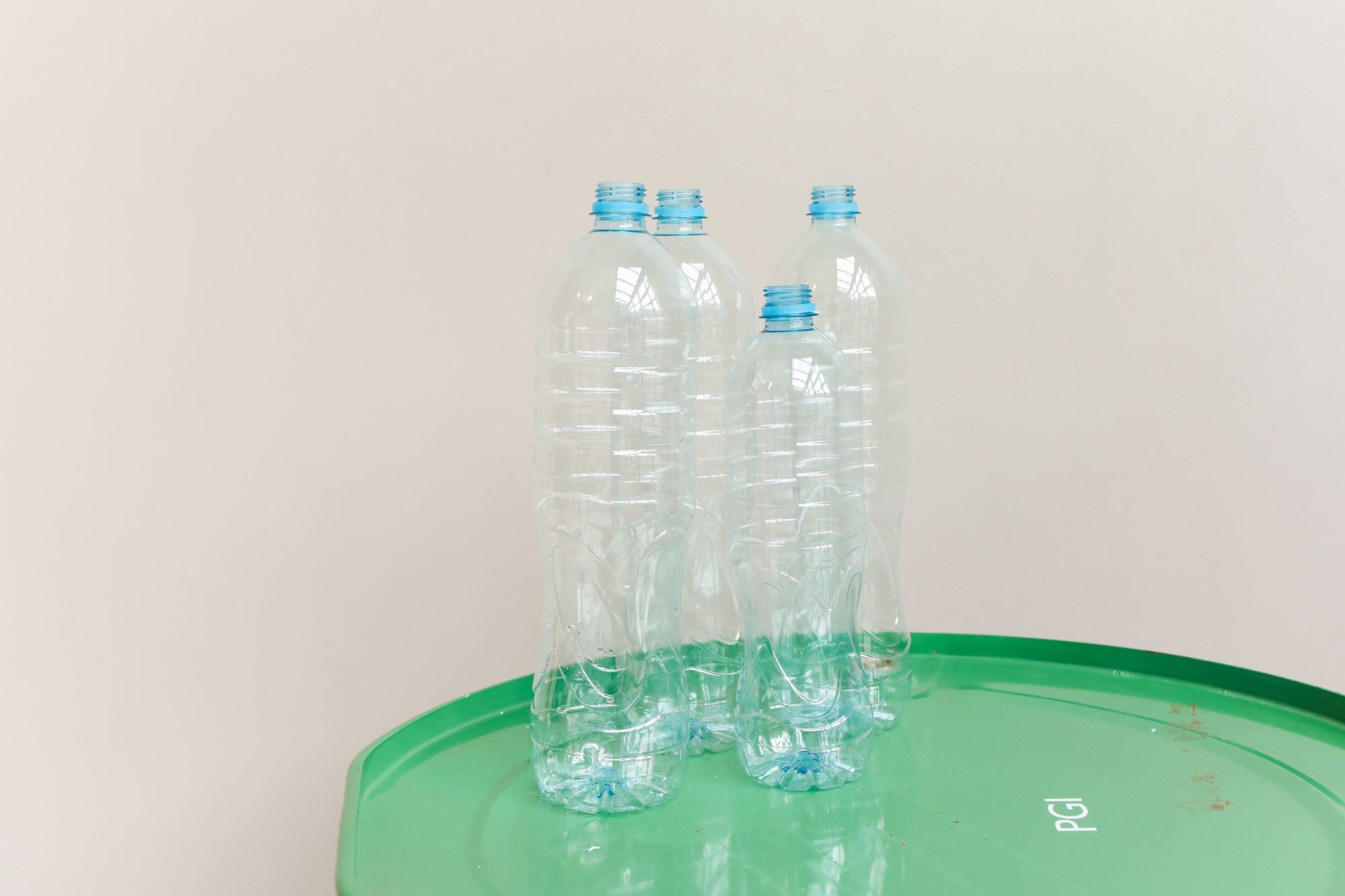Montón de botellas y envases de plástico de distintos tipos y colores amontonados para reciclaje