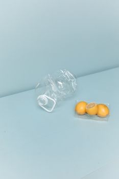 浅蓝色背景上，柠檬和塑料的简单干净成分