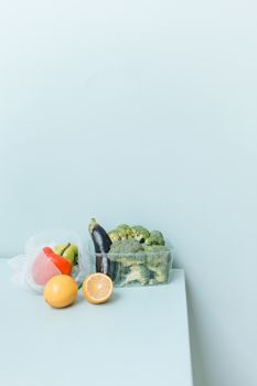 浅蓝色背景上，集合了新鲜蔬菜和水果