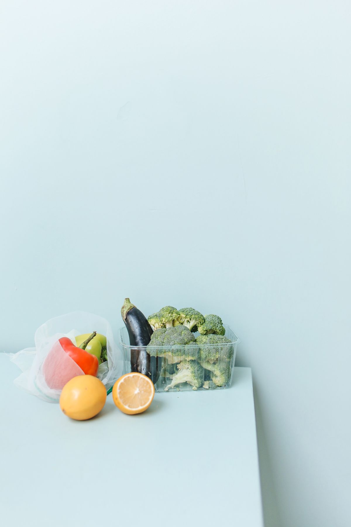 Verduras frescas con berenjena, calabacín, pimiento y limón