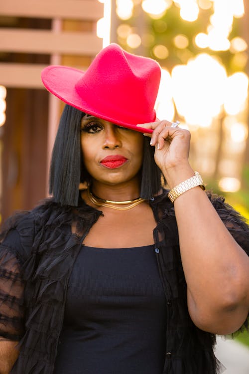 Kostnadsfri bild av afrikansk amerikan kvinna, porträtt, röd hatt