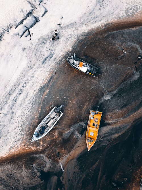 Barcos Flutuando Na água Perto Da Costa Arenosa