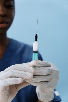 医护人员手持注射器准备接种疫苗的特写镜头