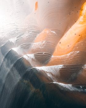 宁静的海滩与清澈的海浪构成了一幅完美和谐的顶视图，令人惊叹