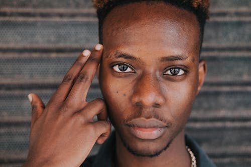 หนุ่มผิวเข้มมองกล้องอย่างมั่นใจ