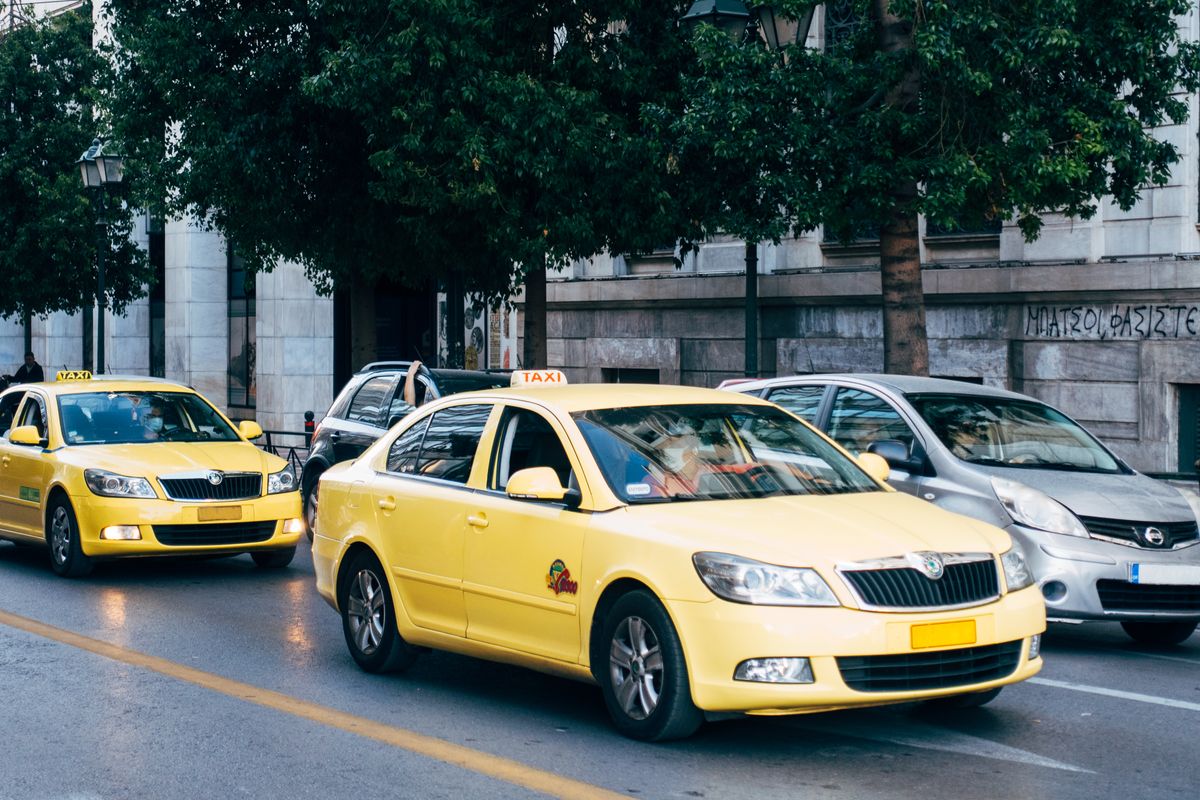 Taxiuri galbene oprite pe o stradă dintr-un oraș european