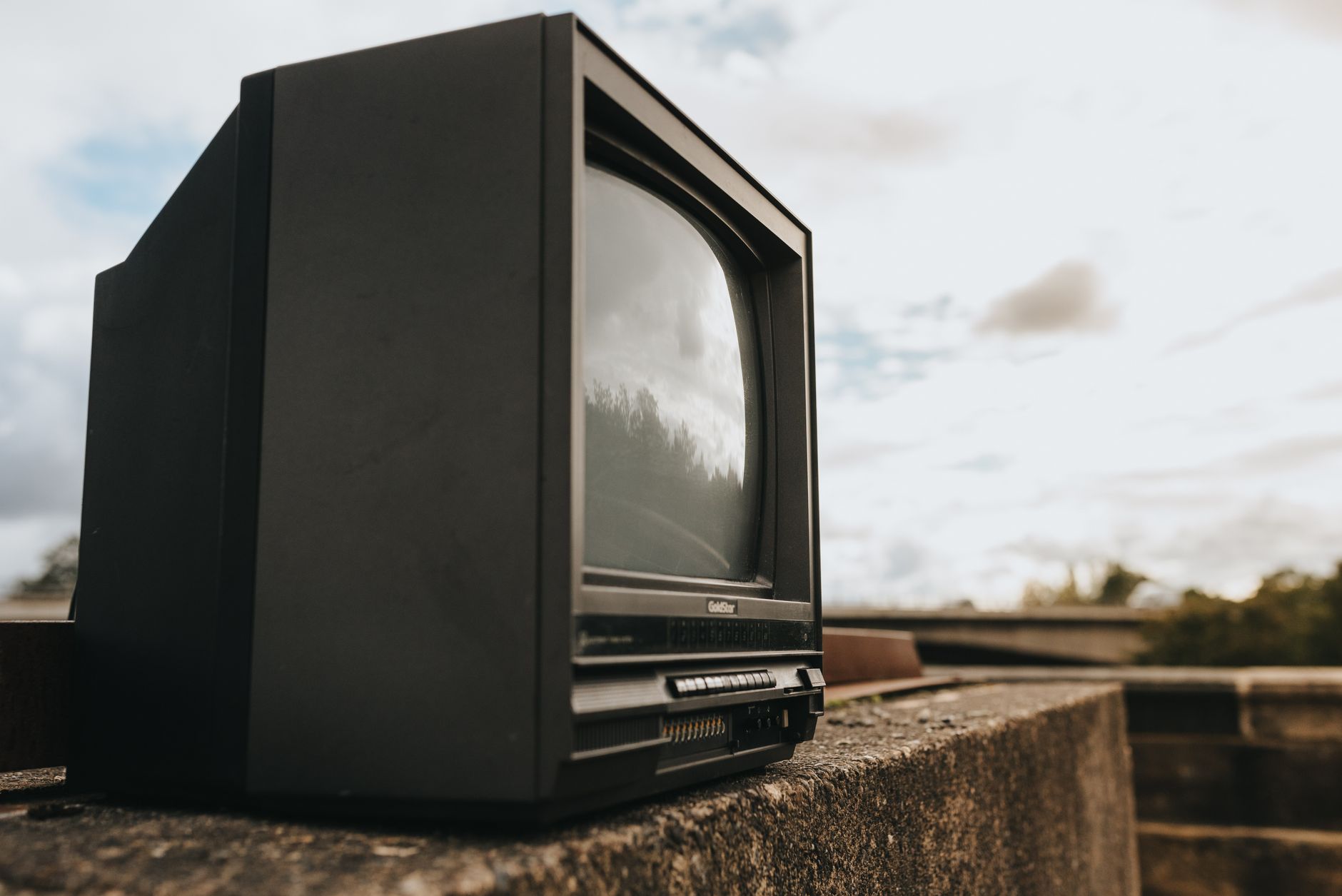 Pluto TV Revamps, YouTube TV’s Odd Beginnings, and MeTV’s October Vision: The Week’s Cord‑Cutting Headlines