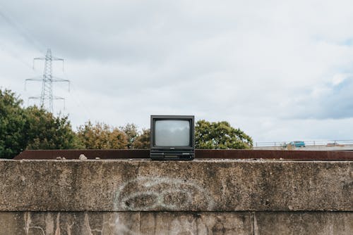 Czarny Telewizor Crt Na Brązowej ścianie Betonowej