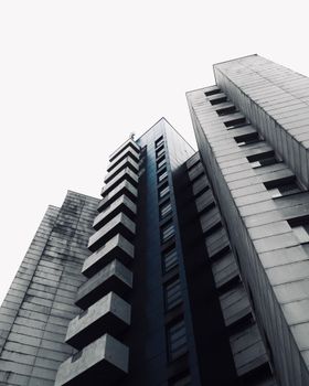 从低角度动态拍摄的柏林高层建筑，展现了现代建筑的风格
