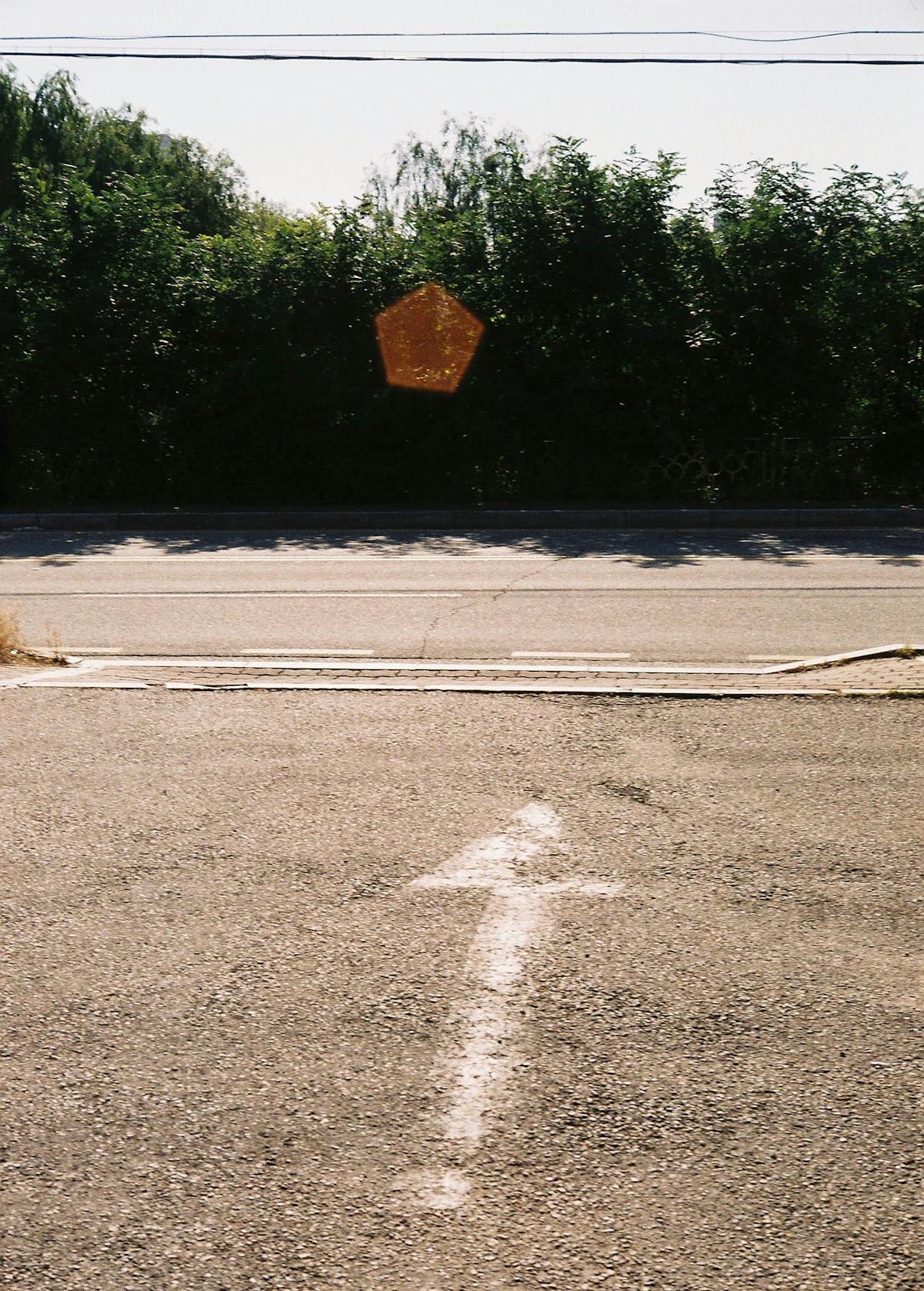 Close-up of snooker scoreboard displaying frame scores under arena lighting