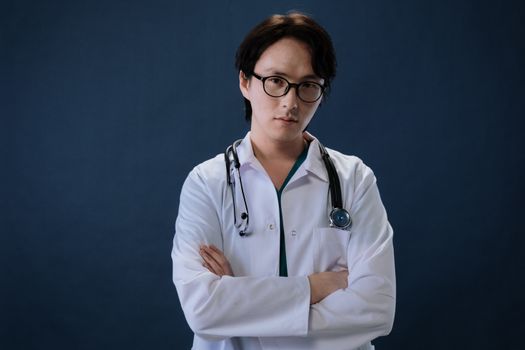 这是一幅医生的肖像，他戴着眼镜和听诊器，身着职业服装，背景为蓝色