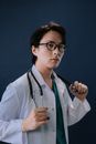 一位年轻男医生身穿白外套、戴着听诊器，以工作室为背景的肖像