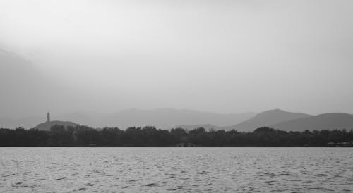 Fotobanka s bezplatnými fotkami na tému cestovné destinácie, čierny a biely, jazero