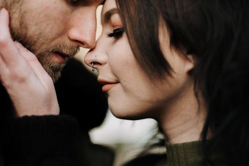 無料 男と女がお互いにキス 写真素材