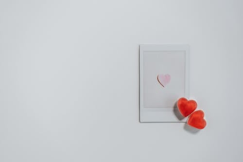 백색과 빨강 심장 벽 장식