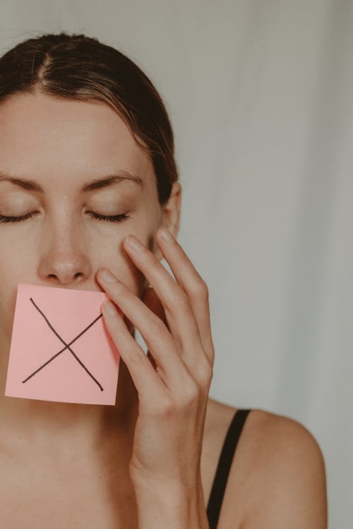 Femme Avec Symbole De Croix Sur La Bouche