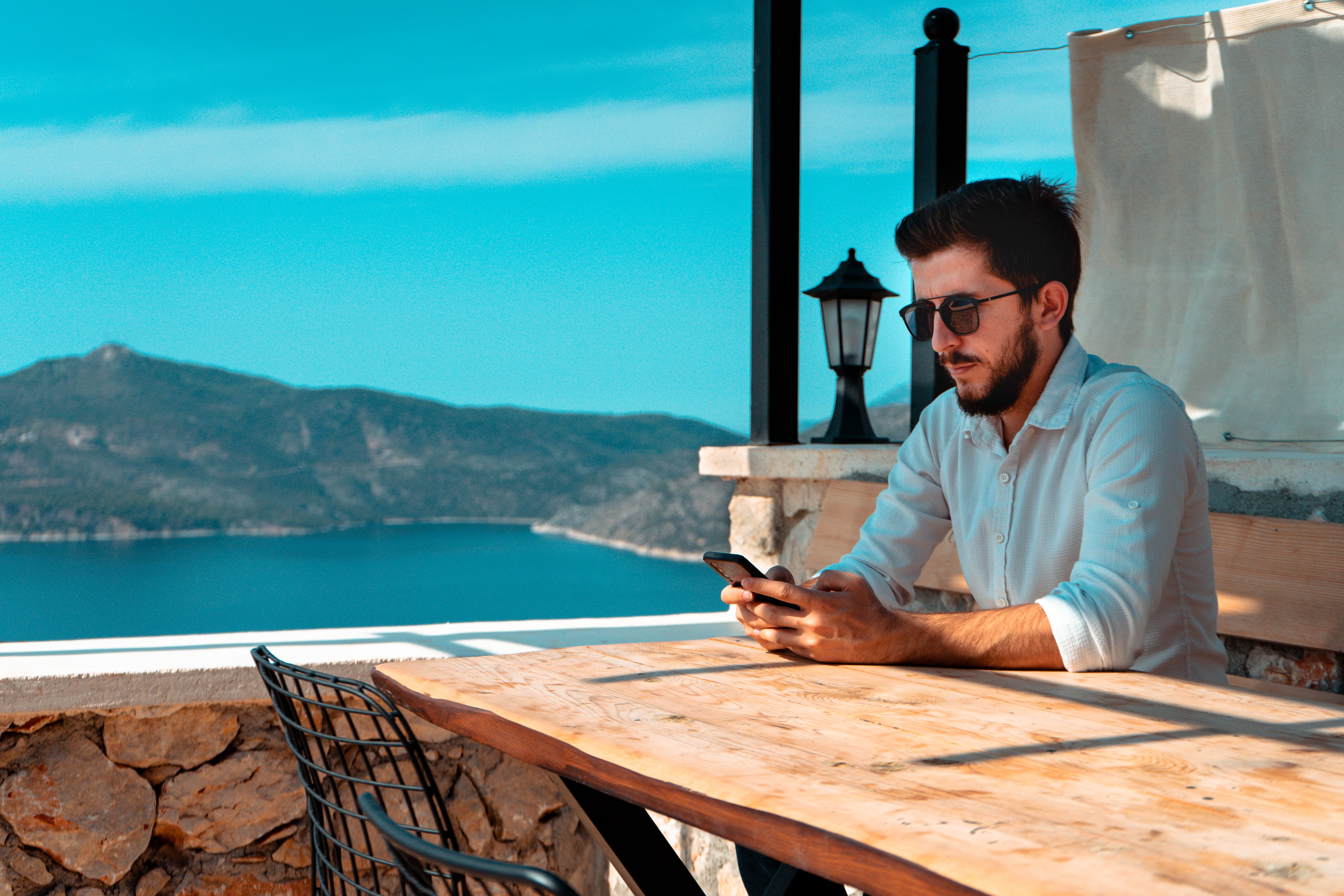 Como instalar eSIM para a Turquia — passo a passo de configuração Pessoa instalando eSIM no celular antes de viajar para a Turquia — configuração passo a passo 2026