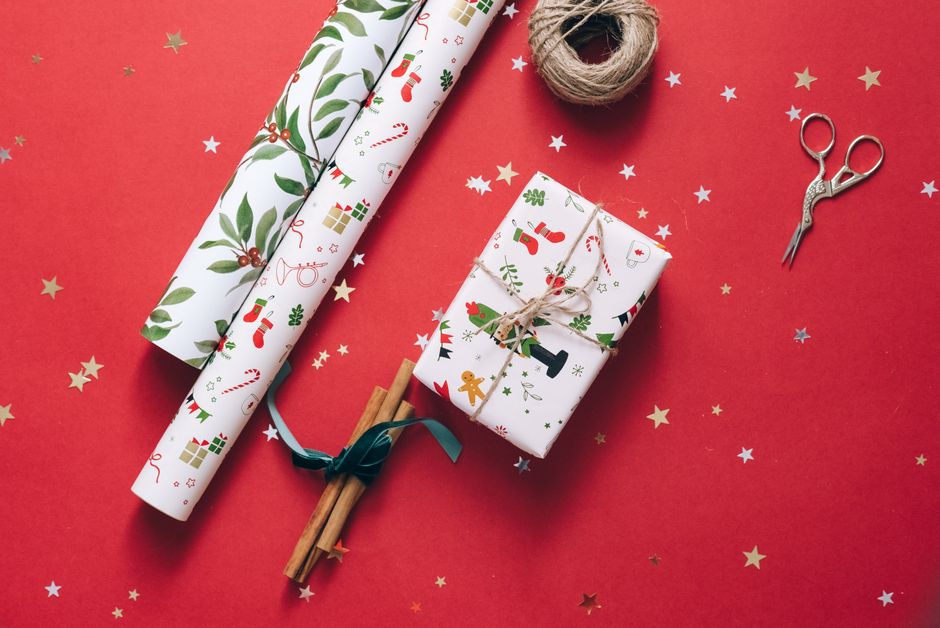 Cadouri tradiționale de Crăciun și decorațiuni roșii festive