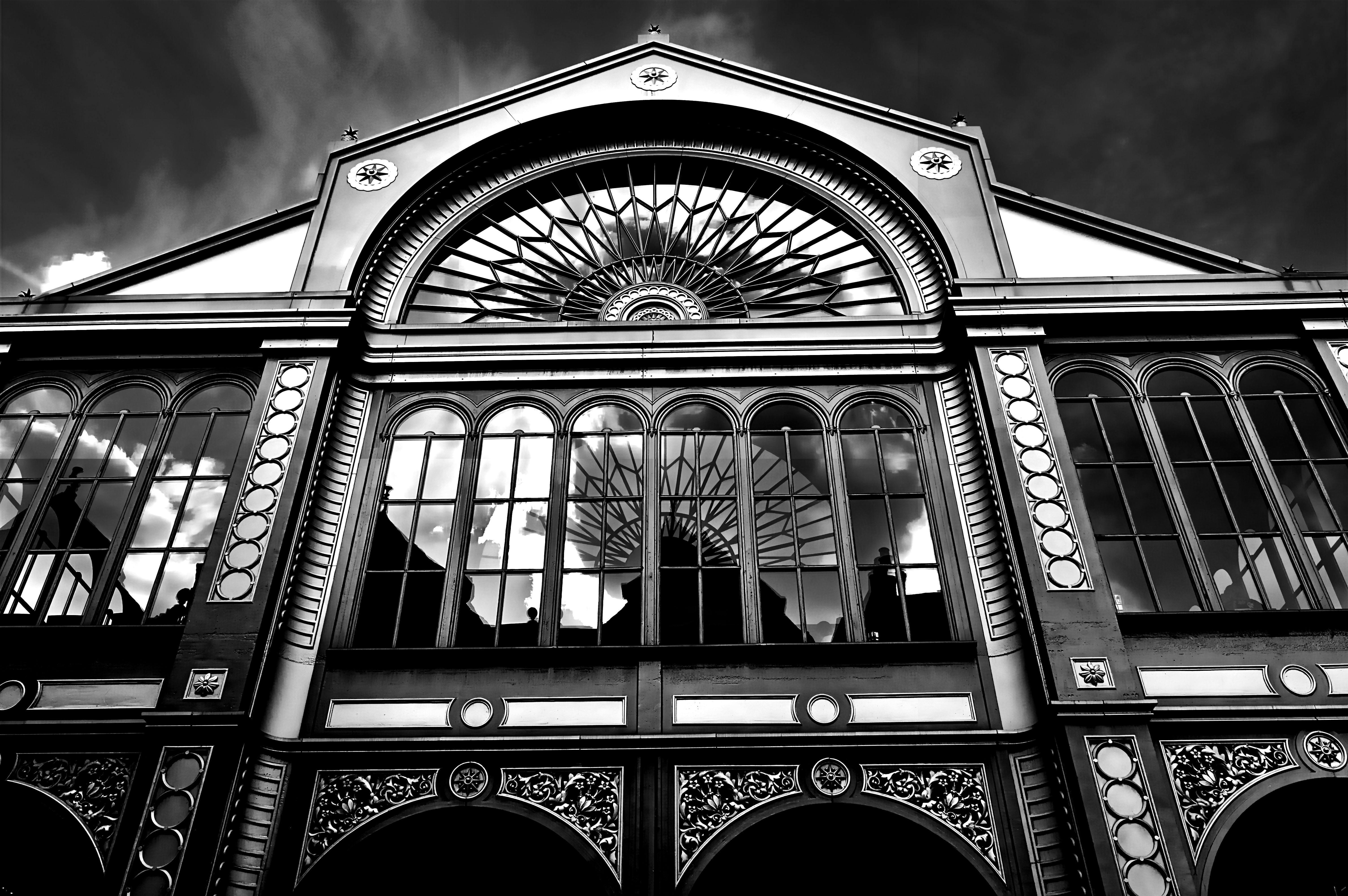 黑白照片中的经典建筑立面展现了复杂的图案