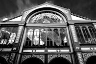 黑白照片中的经典建筑立面展现了复杂的图案