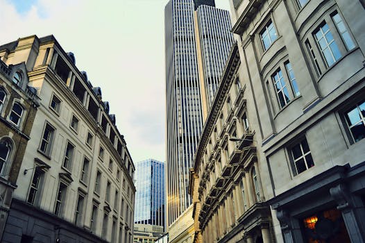 从低角度拍摄，捕捉城市中现代摩天大楼与历史建筑交错的景观