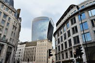 未来派摩天大楼矗立于繁华都市之中