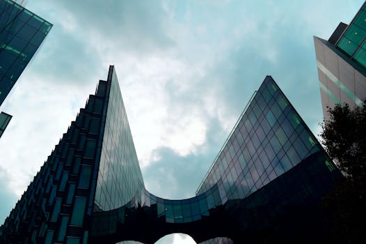 低角度拍摄的多云天空下，现代玻璃摩天大楼展现出其建筑设计