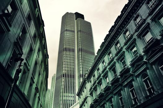 在繁华的城市中，一座现代摩天大楼矗立于经典建筑之间，景色引人注目