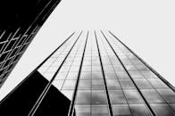 现代摩天大楼的单色反射玻璃立面低角度视图