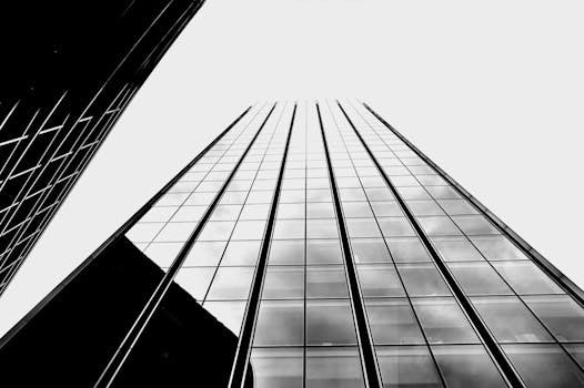 现代摩天大楼的单色反射玻璃立面低角度视图